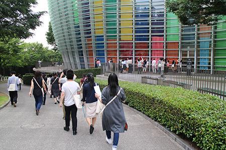 建築ツアーの様子